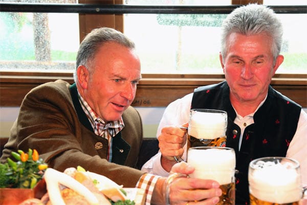 Prost! - Karl-Heinz Rummenigge (li.) und Jupp Heynckes (re.) stoßen auf den FC Bayern an.