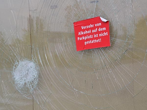 Ein Aufkleber hängt an einer beschädigten Fensterscheibe in Schriesheim (Rhein-Neckar-Kreis). Nach dem Aufruf zu einer Facebook-Party hatten am Tag zuvor rund 250 angetrunkene Jugendliche randaliert.