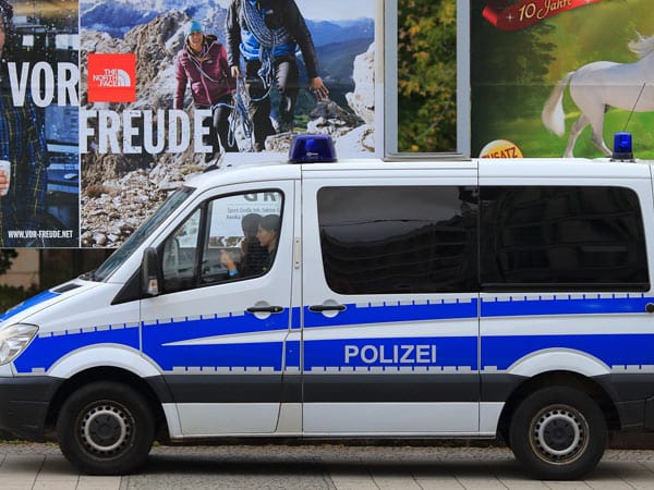 Einsatzkräfte der Polizei stehen am Freitag vor einer Bannmeile in Magdeburg. Grund ist eine verbotene Facebook-Party in der ostdeutschen Landeshauptstadt.