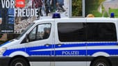 Einsatzkräfte der Polizei stehen am Freitag vor einer Bannmeile in Magdeburg. Grund ist eine verbotene Facebook-Party in der ostdeutschen Landeshauptstadt.