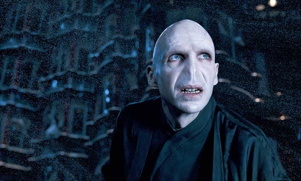Ralph Fiennes als Lord Voldemort in "Harry Potter": Die Maske von Ralph Fiennes ist nicht nur aufgrund der Glatze furchteinflößend. In der Harry-Potter-Reihe spielt er Lord Voldemort, der Hogwarts in Angst und Schrecken hält.