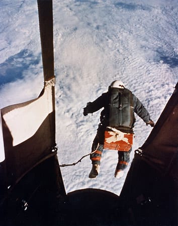 Der bisherige Rekordhalter, Joe Kittinger, ist aus über 31 Kilometern Höhe gesprungen - und das im Jahr 1960. Jetzt beriet er Baumgartner vor und während des Fluges.