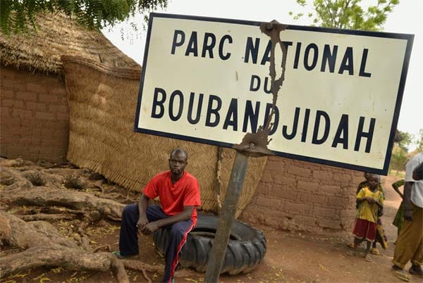 Schild am Eingang zum Bouba-Ndjida-Nationalpark in Kamerun.