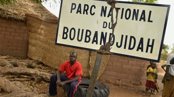 Schild am Eingang zum Bouba-Ndjida-Nationalpark in Kamerun.