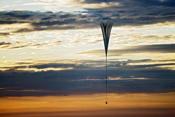 Die Fahrt in 39 Kilometer Höhe war schon ein Weltrekord für sich. Die Hülle des Super-Ballons ist auch superdünn - eine Plastik-Einkaufstüte ist zehnmal dicker.