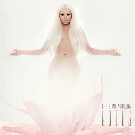 Christina Aguilera zeigt sich auf dem Cover ihres Album "Lotus", das am 13. November 2012 erscheint, völlig nackt. Viel Photoshop und Weichzeichner lassen alle Vorwürfe, die Sängerin wäre ein dickes Moppelchen geworden, verblassen.