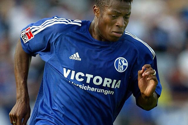 Emile Mpenza im Trikot des FC Schalke 04