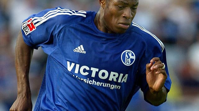 Emile Mpenza im Trikot des FC Schalke 04 Emile Mpenza im Trikot des FC Schalke 04
