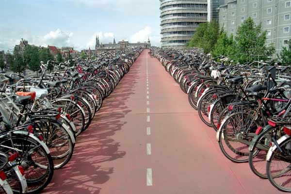 Fahrradparkplatz am Hauptbahnhof in Amsterdam.