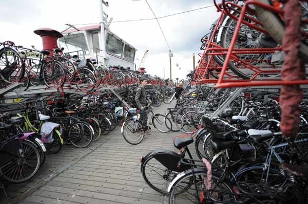 Amsterdam: Fahrradabstellplatz auf einem Boot.