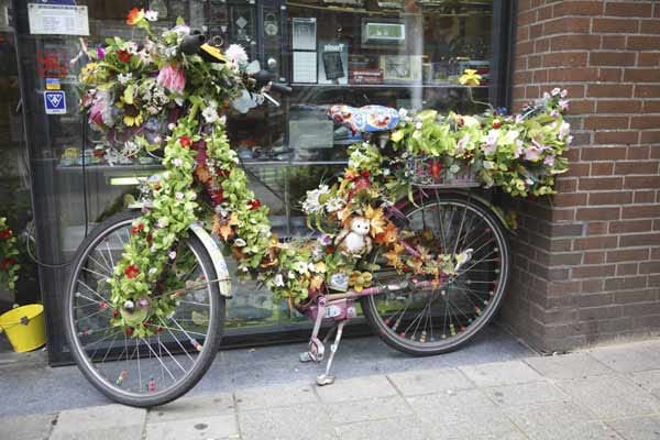 Blumenverziertes Fahrrad in Amsterdam.