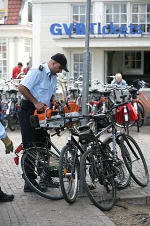 Amsterdam: falsch abgestellte Räder werden entfernt.