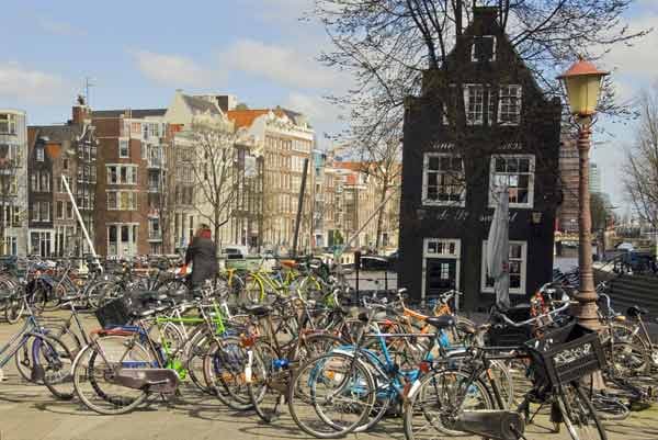 Fietsen: abgestellte Fahrräder in Amsterdam.