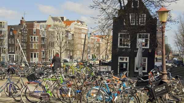 Fietsen: abgestellte Fahrräder in Amsterdam. Fietsen: abgestellte Fahrräder in Amsterdam.
