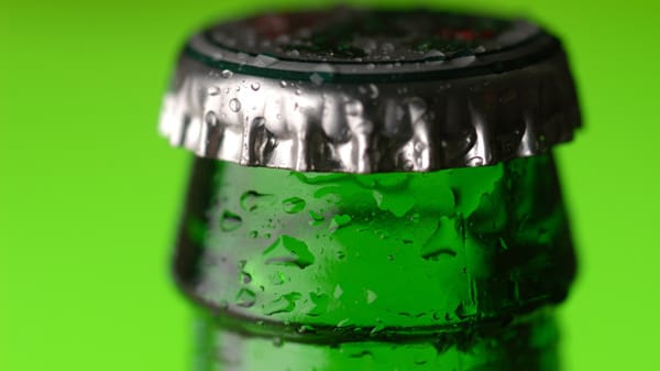 Ein echter Gentleman hat immer ein Feuerzeug mit dabei. Und wer damit auch noch stilvoll eine Bierflasche aufbekommt, schindet garantiert Eindruck.