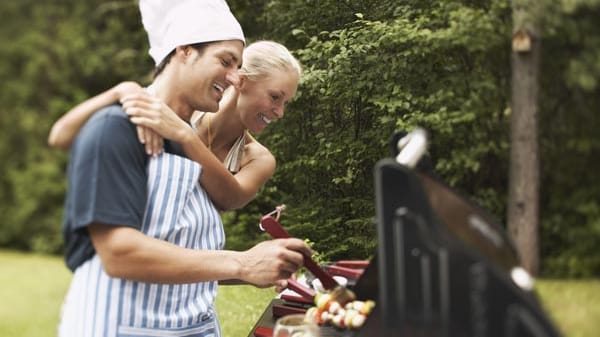 Dass Männer an den Grill gehören, ist unumstritten. Und wir wollen davon auch gar nicht weg – von wegen Gleichberechtigung der Geschlechter und so. Um das perfekt gegrillte Steak kümmern wir uns lieber weiterhin selbst. Schön, dass uns die Frauen lassen. Kein Wunder, die lieben ja auch unsere Steaks.