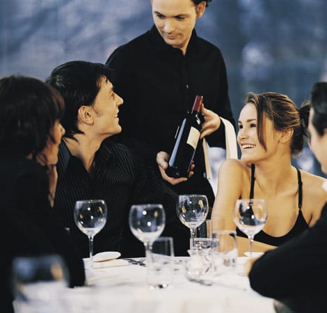 Die Weinverkostung im Restaurant ist Männersache. Hier können Sie Ihrer hübschen Begleitung Ihren guten Geschmack beweisen. Nur wehe dem, der damit falsch liegt.