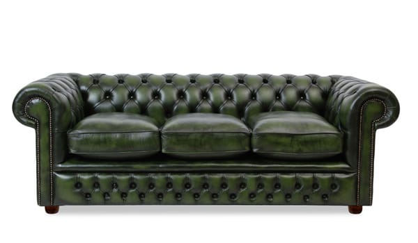 Das "Chesterfield Sofa Oxford" für 1790 Euro besteht aus einzeln von Hand angebrachten Kragennägeln und gedrechselten Füßen.