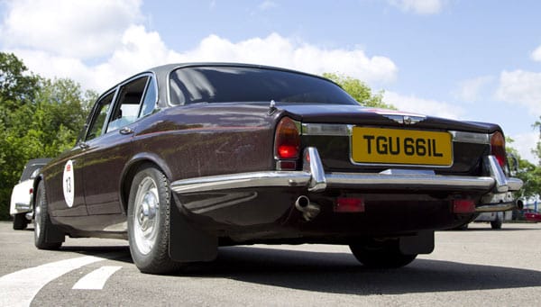 Eleganter als im Jaguar XJ 12 konnte man in den 1970ern kaum unterwegs sein. Der Zwölfzylinder war lange Jahre eines der Lieblingsfahrzeuge von Queen Mum.