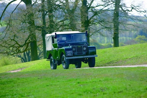 Die Lieblingsfahrzeuge Queen Elisabeth sind jedoch seit Jahren ihre ganz gewöhnlichen Land Rover Defender.