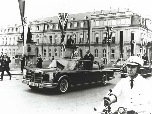 Bei Staatsbesuchen im Ausland wie 1965 in Deutschland ließ sich die Königin in Repräsentationsfahrzeugen wie dem 600er von Mercedes chauffieren.