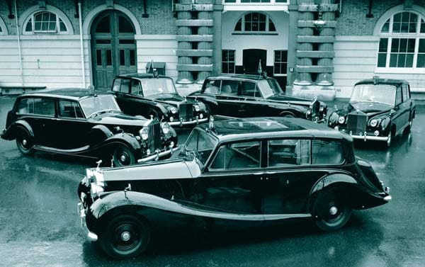 Auch Fahrzeuge von Rolls-Royce und Bentley gehören zum königlichen Fuhrpark.Es gab mehrere Staatskarossen vom Typ Rolls-Royce Phantom III mit erhöhtem Dach, sodass die Königin ihren Hut im Fahrzeug nicht absetzen musste.