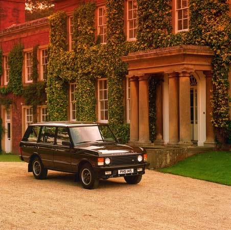 Durch seine Liebe zur Jagd konnte sich Ehemann Prinz Charles seit Jahrzehnten für die Geländewagen von Land und Range Rover erwärmen. Besonders lange war er mit einem Range Rover 300 tdi unterwegs.