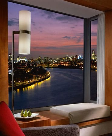 Spätestens beim Blick aus dem Schlafzimmer auf die Themse, fühlt sich jeder Gast wie ein Agent oder ein Bond-Girl im "Four Seasons Hotel at Canary Wharf" in London.