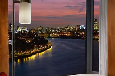 Spätestens beim Blick aus dem Schlafzimmer auf die Themse, fühlt sich jeder Gast wie ein Agent oder ein Bond-Girl im "Four Seasons Hotel at Canary Wharf" in London.