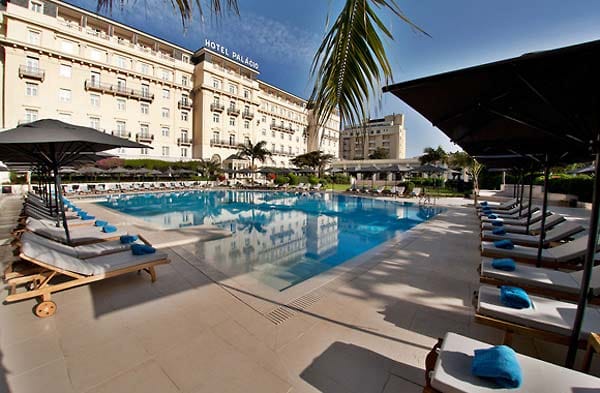 Das geschichtsträchtige Luxushotel "Palacio Estoril", in der Nähe von Lissabon galt in den 40er-Jahren, während des 2. Weltkrieges, als Treffpunkt internationaler Spione. Das legendäre Casino Estoril sowie die Bar Famous dienten Ian Fleming als Inspiration für seinen ersten großen Roman über den britischen Agenten.