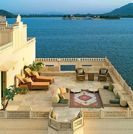 Das Taj Lake Palace, in Udaipu, ein indisches Luxushotel aus dem 18.Jahrhundert, dient im Film „Octopussy“ als Palast des Bösewichts Prinz Kamal Khan (Louis Jourdan). Inmitten des Lake Pichola gelegen, schützt es den Khan vor seinen Feinden – aber natürlich nicht vor James Bond, gespielt von Roger Moore. Echten Touristen hingegen bietet das Hotel eine romantische Kulisse mit fantastischer Aussicht in die einzigartige Naturlandschaft.