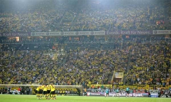 Borussia Dortmund bleibt in Europa in Sachen Zuschauerschnitt die unangefochtene Nummer eins. 80.645 Fans strömen im Schnitt zu den Heimspielen des BVB.