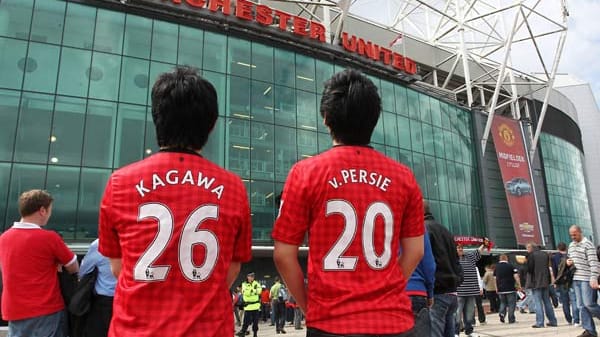 Schon mit etwas Abstand folgt Manchester United auf Rang zwei. 75.353 Zuschauer sind bei den Partien durchschnittlich dabei. Kein Wunder, gibt es im Old Trafford doch Topstars wie Shinji Kagawa und Robin van Persie zu bewundern.
