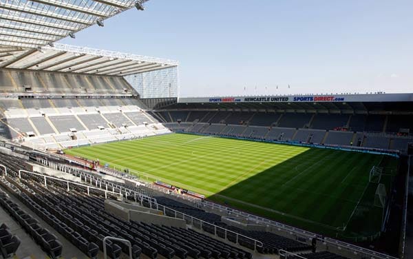 Ungewöhnliche Stadionarchitektur, aber ein riesiges Fanpotenzial: Newcastle United gehört zu den populärsten Vereinen in Großbritannien. Durchschnittlich 50.559 Zuschauer stellen das bei den Heimspielen der Magpies regelmäßig unter Beweis.