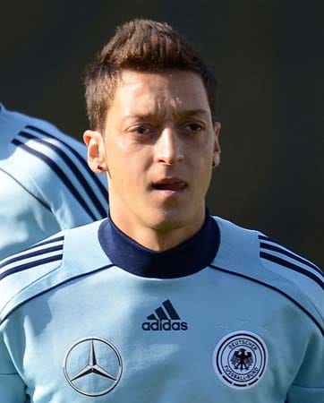 Mesut Özil hat sich eine neue Frisur zugelegt.