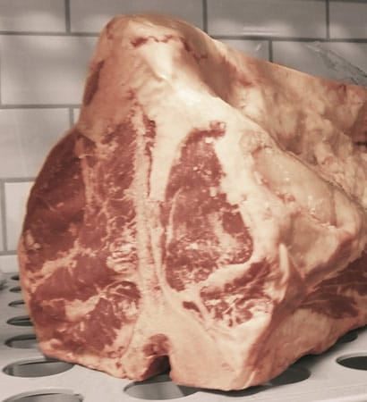 Für die Reifung wird das Fleisch in speziellen Lagerräumen aufbewahrt.