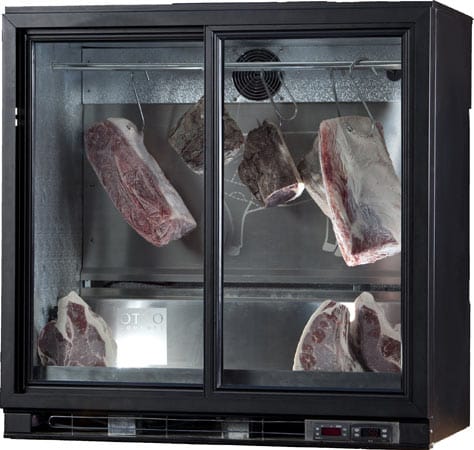 Es gibt sogar Reifeschränke für zuhause wie etwa von Otto Gourmet. Ausgeliefert wird der Schrank mit 20 Kilogramm edlem Dry Aged Beef.
