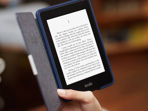 Der Kindle Paperwhite, Amazons neuester E-Book-Reader, ist seit dem 22. November 2012 in Deutschland erhältlich. Er ist der erste E-Book-Reader von Amazon mit Hintergrundbeleuchtung. Daher rührt auch der Name Paperwhite: Der Bildschirm ist deutlich heller und weißer als bei den Vorgängermodellen.