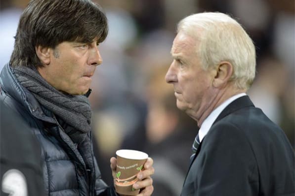 Der durch eine Erkältung angeschlagene Joachim Löw (li.) sorgt für keine Überraschungen in der Startformation. Der irische Trainer Giovanni Trapattoni (re.) scheint bereits eine Vorahnung zu haben und blickt besorgt.