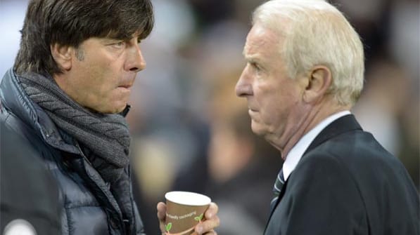 Der durch eine Erkältung angeschlagene Joachim Löw (li.) sorgt für keine Überraschungen in der Startformation. Der irische Trainer Giovanni Trapattoni (re.) scheint bereits eine Vorahnung zu haben und blickt besorgt.