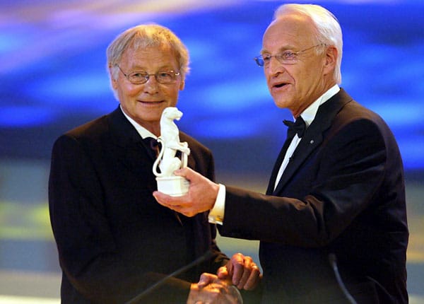 Valérien erhielt zahlreiche Auszeichnungen für seine Arbeit, darunter mehrmals den Bambi und die Goldene Kamera sowie 2004 den Ehrenpreis beim Bayerischen Fernsehpreis.