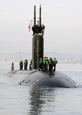 Die "USS Montpelier" - hier ebenfalls ein Archivbild - war direkt vor dem Schiff aufgetaucht. Am Atomreaktor gibt es aber offenbar keine Schäden. Die "USS Montpelier" - hier ebenfalls ein Archivbild - war direkt vor dem Schiff aufgetaucht. Am Atomreaktor gibt es aber offenbar keine Schäden.