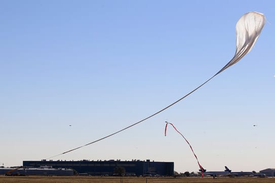 Endlich: Nach mehreren missglückten Anläufen und erneuter Verspätung wird am Sonntag gegen 10:30 Uhr Ortszeit der Ballon mit Helium gefüllt.