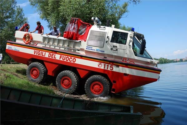 Der Iveco RAVx6 "Duffy" ist ein Rettungsfahrzeug und kann sowohl an Land als auch zu Wasser fortbewegt werden.