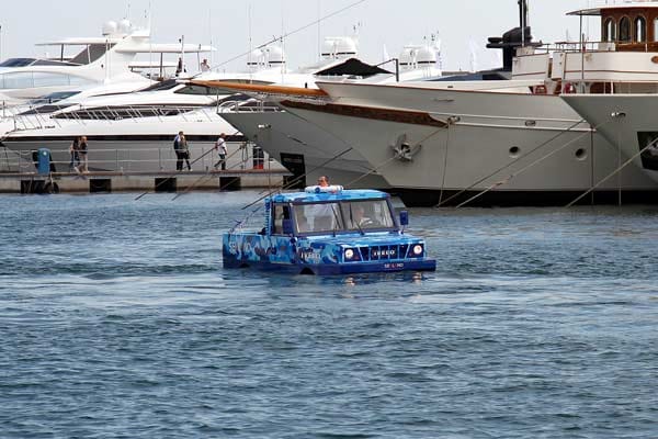 Bei Korsika hat das Amphibienfahrzeug einen ersten Härtetest bestanden und 75 Seemeilen (ca. 140 Kilometer) nonstop zurückgelegt.