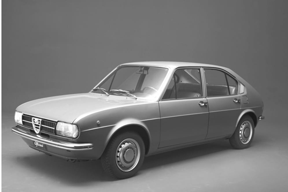 Bei seiner Markteinführung galt der Alfa Romeo Alfasud als geniale Schöpfung. Zwei Jahre vor dem VW Golf etablierte er in der unteren Mittelklasse die kompakte Limousine mit Frontantrieb und geräumigen Innenraum.
