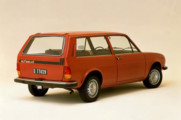 Als dritte Karosserievariante des Alfasud stellte Alfa Romeo 1975 einen Kombi namens Giardinetta vor.