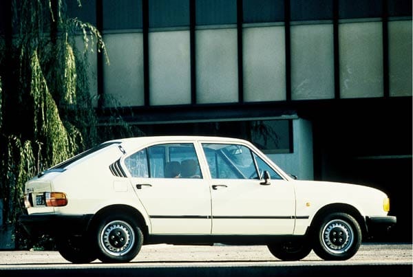 Um den Bauraum der Karosserie im Fahrzeugbug für den Frontantrieb so kompakt wie möglich zu halten, entwickelte Alfa Romeo für den Alfasud eine neue Familie von Boxermotoren, die flach und kompakt waren. Die Grundversion leistete 63 PS bei 6000 Umdrehungen pro Minute.