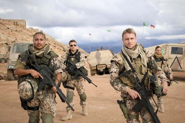 Szenenbild ARD-Film "Auslandseinsatz": Das Foto zeigt die Ankunft der jungen Zeitsoldaten Emal (Omar El Saeidi, li.), Ronnie (Hanno Koffler, 2 v. li.) und Daniel (Max Riemelt, 2 v. r.) in einem afghanischen Dorf.
