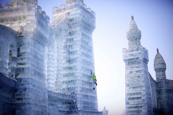 Kletterprofi Ines Papert in den Skulpturen der künstlichen Eisstadt in Harbin/China.